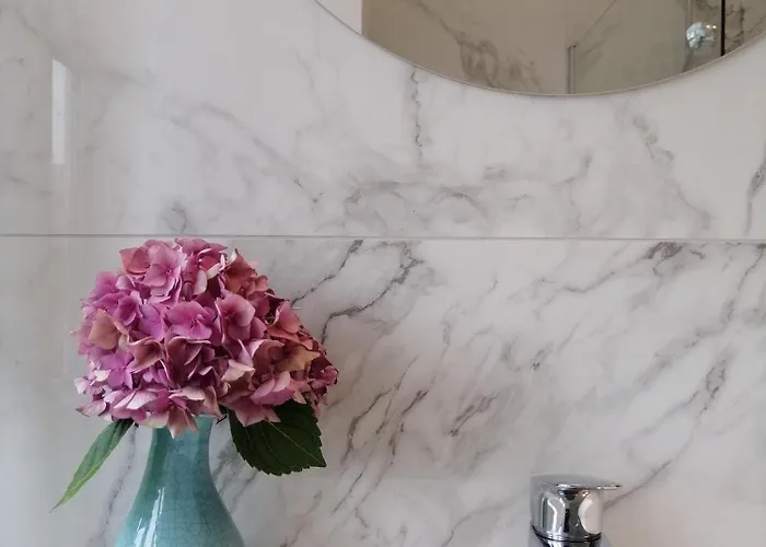 Large 800m From The 90 Square Meters アパート