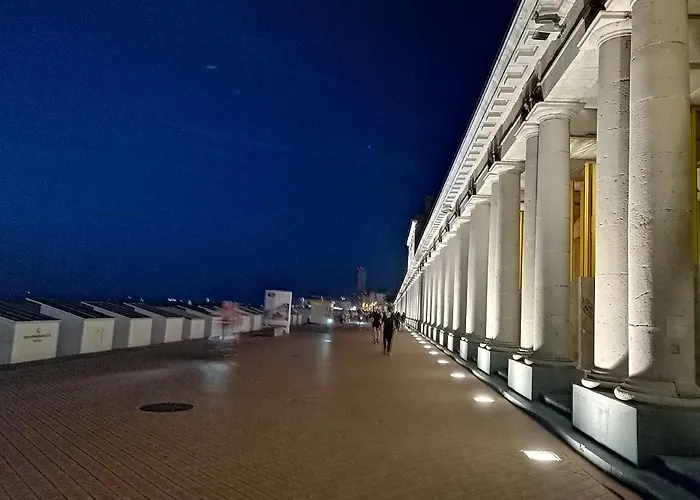 Large 800m From The 90 Square Meters アパート オステンド